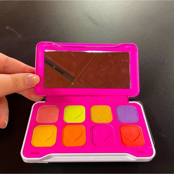 Makeup Revolution X Love Island My Type On Paper 8 Shade Eyeshadow Palette - Picture 4 of 5